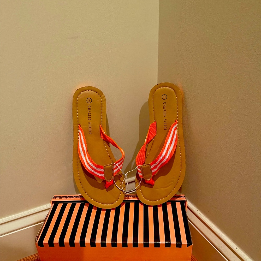 (NWT)Orange & white sandals size 8